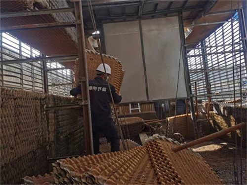 浅析为什么闭式冷却塔出现漏水问题(冷却塔下面漏水)