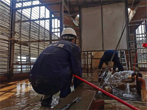 水冷冷却塔的日常维护保养(冷却塔维护图片)